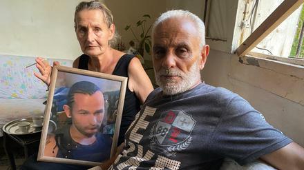 Hayat (links) und Rassan Abu Schakra trauern um ihren jüngsten Sohn.