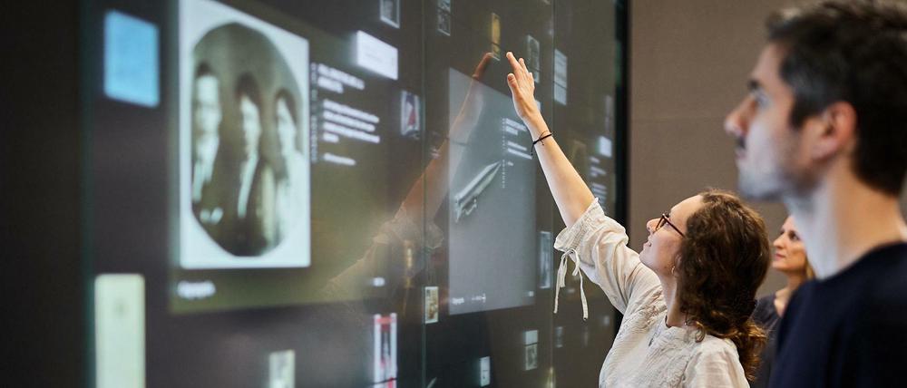 Digital in die Vergangenheit. Auf die Besucher wartet in der Dauerausstellung ein interaktives Familienalbum.
