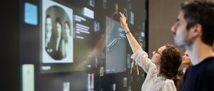 Digital in die Vergangenheit. Auf die Besucher wartet in der Dauerausstellung ein interaktives Familienalbum.