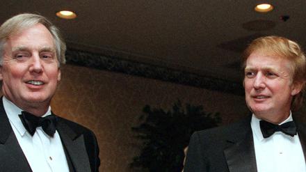 Donald Trump (rechst), damals Immobilienentwickler, und sein Bruder Robert Trump im Jahr 1999