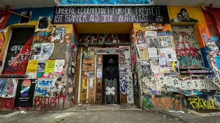 Ein Polizeibeamter steht in einem Hauseingang in der Rigaer Straße.