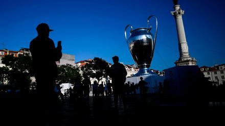 Riesenpott. Eine Nachbildung der Trophäe der Champions League, aufgestellt in Lissabon. Hier dürfen die Fans näher kommen, ins Stadion dürfen sie ja nicht.