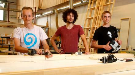 An die Werkbank! Die Auszubildenden der Tischlerei Hertzer in Berlin, Anton Bertelsmann, Lasse Wernick und Joshua Walker (v.l.n.r.).