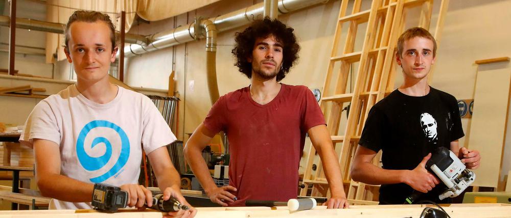 An die Werkbank! Die Auszubildenden der Tischlerei Hertzer in Berlin, Anton Bertelsmann, Lasse Wernick und Joshua Walker (v.l.n.r.).