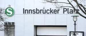 Der Eingang des S-Bahnhofs Innsbrucker Platz in Berlin-Friedenau.