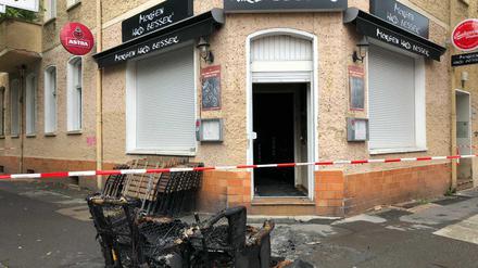 Die Bar "Morgen wird besser" in Lichtenberg am Morgen nach dem Brandanschlag. 