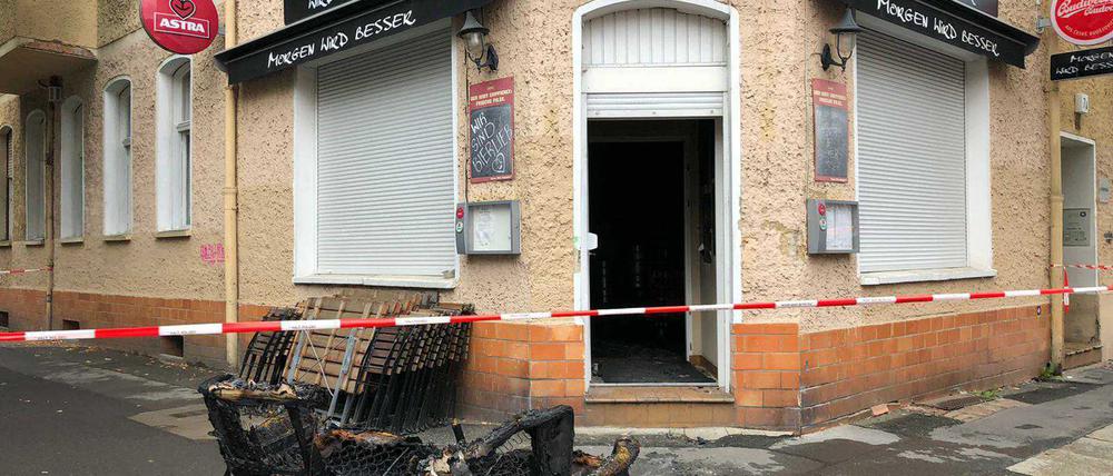 Die Bar "Morgen wird besser" in Lichtenberg am Morgen nach dem Brandanschlag.