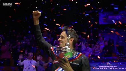 Ronnie! Der 44 Jahre alte Engländer machte den Triumph am Sonntag mit einem 18:8-Erfolg über seinen Landsmann Wilson perfekt.