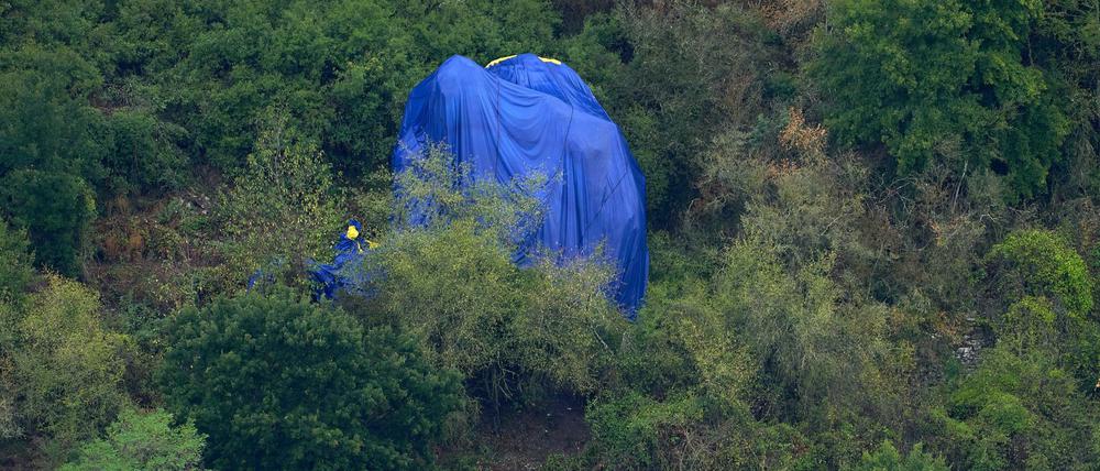 Die Hülle des Heißluftballons hängt nach den Unfall im Hang, verfangen in Bäumen, oberhalb des Rheintals bei St. Goar.