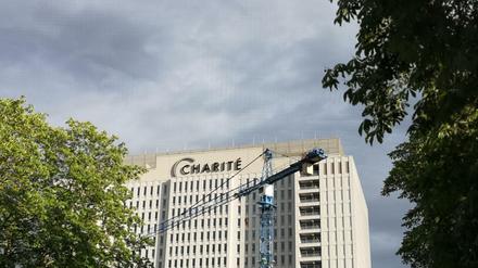 Der Charité-Bettenturm in Berlin-Mitte. Regenwolken zogen auch am Dienstag auf - ab Mittwoch streiken Transportarbeiter.
