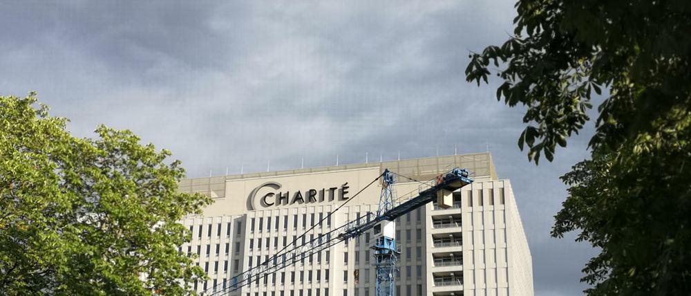 Der Charité-Bettenturm in Berlin-Mitte. Regenwolken zogen auch am Dienstag auf - ab Mittwoch streiken Transportarbeiter.