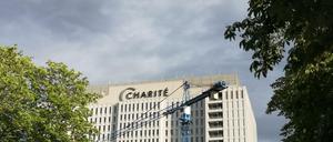 Der Charité-Bettenturm in Berlin-Mitte. Regenwolken zogen auch am Dienstag auf - ab Mittwoch streiken Transportarbeiter.