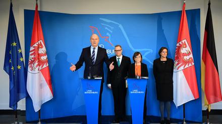 Dietmar Woidke (SPD,l-r), Ministerpräsident von Brandenburg, Michael Stübgen (CDU), Minister des Innern und für Kommunales, Britta Ernst (SPD), Brandenburger Ministerin für Bildung, Jugend und Sport, und Ursula Nonnemacher (Bündnis 90/Die Grünen), Ministerin für Soziales, Gesundheit, Integration und Verbraucherschutz 