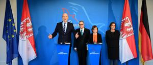 Dietmar Woidke (SPD,l-r), Ministerpräsident von Brandenburg, Michael Stübgen (CDU), Minister des Innern und für Kommunales, Britta Ernst (SPD), Brandenburger Ministerin für Bildung, Jugend und Sport, und Ursula Nonnemacher (Bündnis 90/Die Grünen), Ministerin für Soziales, Gesundheit, Integration und Verbraucherschutz 