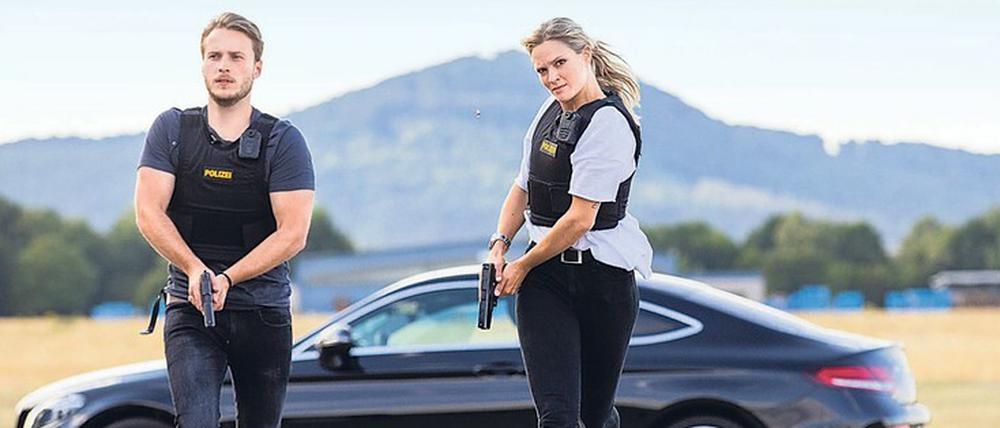 Verdacht in Dortmund. Die Schauspieler Nicolas Wolf (als Max Tauber) und Pia Stutzenstein (als Vicky Reisinger) in der RTL-Serie „Alarm für Cobra 11 – Die Autobahnpolizei“ auf dem Flugplatz. Stutzenstein ist die erste Frau in der Hauptrolle der Serie.