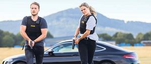 Verdacht in Dortmund. Die Schauspieler Nicolas Wolf (als Max Tauber) und Pia Stutzenstein (als Vicky Reisinger) in der RTL-Serie „Alarm für Cobra 11 – Die Autobahnpolizei“ auf dem Flugplatz. Stutzenstein ist die erste Frau in der Hauptrolle der Serie. 