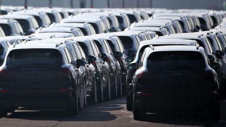Neue Porsche Cayenne stehen auf dem Gelände des Porsche-Werks.