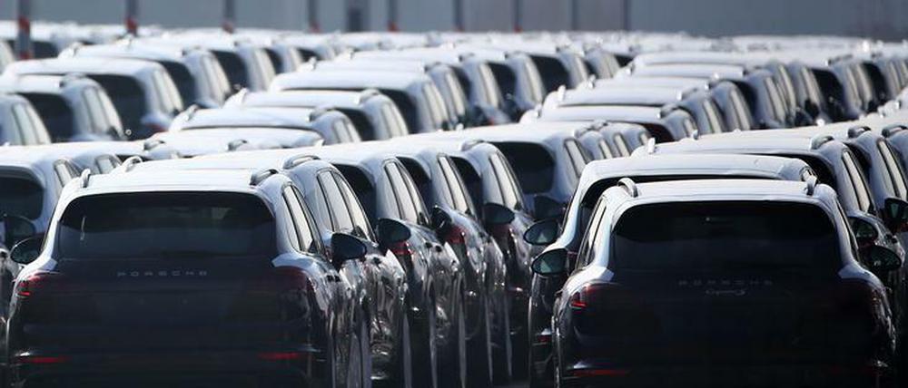 Neue Porsche Cayenne stehen auf dem Gelände des Porsche-Werks.
