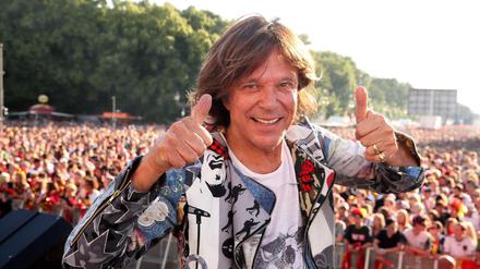 Ob kleine oder große Bühne, wie hier beim Berliner Fanfest der Fußball-EM 2016: Jürgen Drews ist immer authentisch. 
