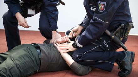 Polizisten trainieren im "Regionalen Trainingszentrum" (RTZ) der Polizei in Dortmund (Nordrhein-Westfalen) eine Festnahme. 