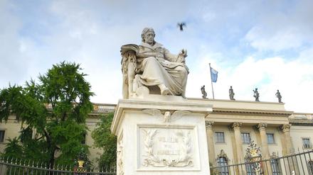 Die Wilhelm von Humboldt-Statue vor dem historischen Hauptgebäude der Universität.