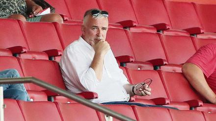 Mein rechter, rechter Platz ist frei. Unions Präsident Dirk Zingler wünscht sich möglichst bald im Stadion viele (gesunde) Menschen um sich herum.