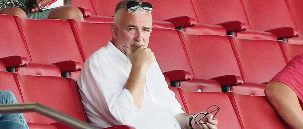 Mein rechter, rechter Platz ist frei. Unions Präsident Dirk Zingler wünscht sich möglichst bald im Stadion viele (gesunde) Menschen um sich herum.