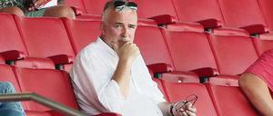 Mein rechter, rechter Platz ist frei. Unions Präsident Dirk Zingler wünscht sich möglichst bald im Stadion viele (gesunde) Menschen um sich herum.