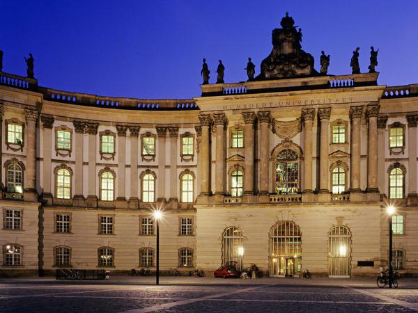 Ein Nachtbild der beleuchteten Juristischen Fakultät der Humboldt-Universität.
