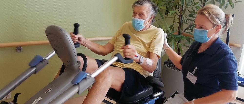 Wieder Fit werden. Nach einem Oberschenkelhalsbruch ist es wichtig, die Armmuskeln zu trainieren, um eine Gehhilfe verwenden zu können.