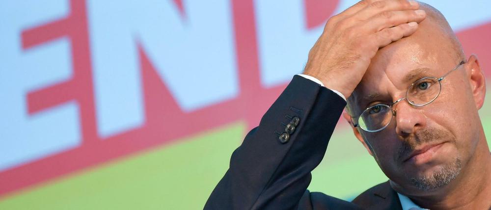 Andreas Kalbitz, Landesvorsitzender der AfD in Brandenburg, tritt zurück.