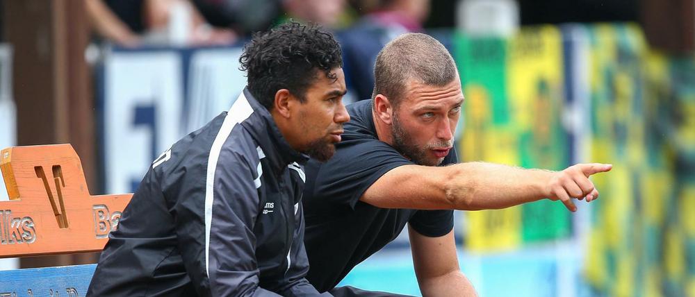 Rassistisch beleidigt. Manuel Rost (links), Co-Trainer von Erfurt und Robin Krüger, Chef-Trainer von Erfurt, verfolgen das Spiel. 