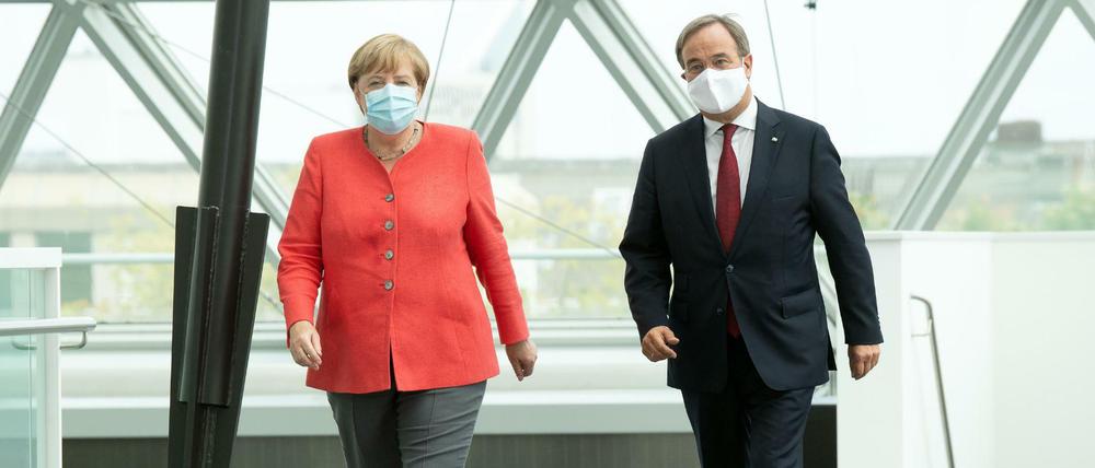 Hier ist der Abstand ist gewahrt, das war nicht in allen Situationen gegeben: Kanzlerin Merkel zu Besuch bei NRW-Landeschef Laschet.