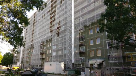 Sanierungsarbeiten an einem Wohnkomplex während der Pandemie in Berlin-Lichtenberg.