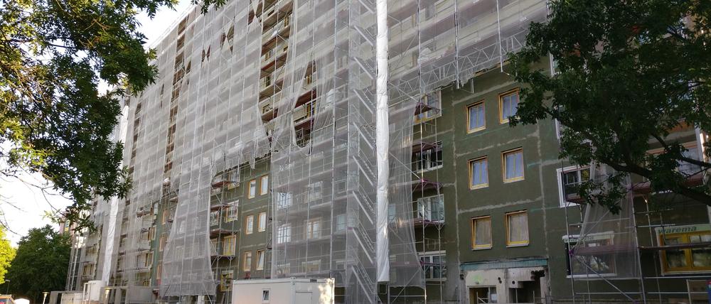 Sanierungsarbeiten an einem Wohnkomplex während der Pandemie in Berlin-Lichtenberg.