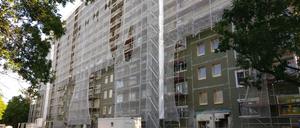 Sanierungsarbeiten an einem Wohnkomplex während der Pandemie in Berlin-Lichtenberg.
