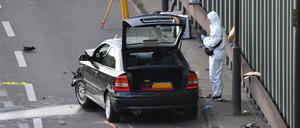 Ermittler arbeiten auf der Berliner Stadtautobahn A100 in Höhe der Ausfahrt Alboinstraße.