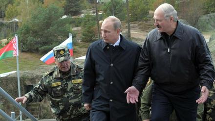 Alexander Lukaschenko und Wladimir Putin bei einer Miltärübung 2013. Das Verhältnis der beiden hat sich deutlich verschlechtert.