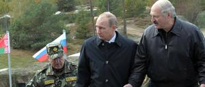 Alexander Lukaschenko und Wladimir Putin bei einer Miltärübung 2013. Das Verhältnis der beiden hat sich deutlich verschlechtert.