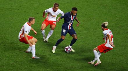 Einer gegen drei - kein Problem für Neymar.