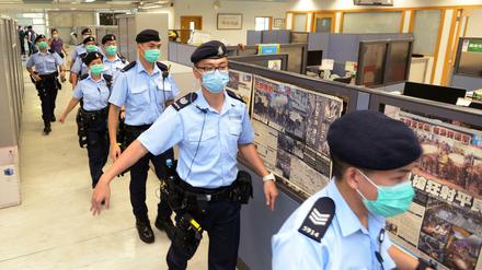 Unfreiheit: Unter Chinas Einfluss macht die Polizei in Hongkong eine Razzia in der Lokalzeitung Apple Daily.
