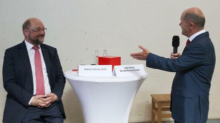 SPD-Kanzlerkandidat Olaf Scholz (re.) zu Besuch in Würselen bei seinem Vorgänger Martin Schulz. 