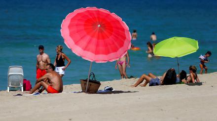 Urlauber reisen ab: Es wird leerer am Strand von El Arenal in Mallorca. 