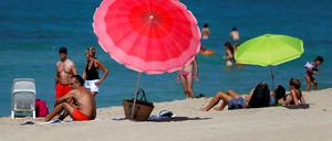 Urlauber reisen ab: Es wird leerer am Strand von El Arenal in Mallorca. 