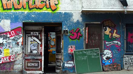 Blick auf die Rigaer Straße in Berlin-Friedrichshain. Dort stehen aktuell zwei besetzte Häuser.