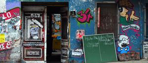 Blick auf die Rigaer Straße in Berlin-Friedrichshain. Dort stehen aktuell zwei besetzte Häuser.