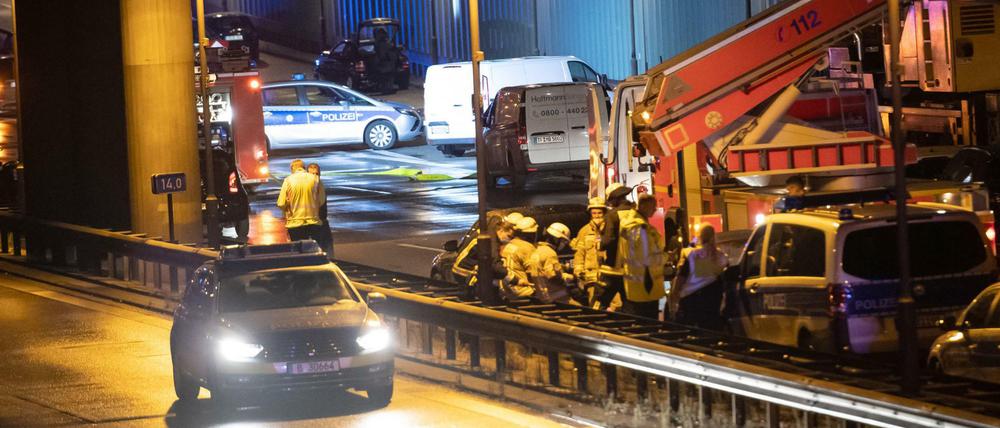 Kriminaltechniker untersuchen auf der Berliner Stadtautobahn A100 einen Pkw. 