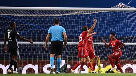 Zappelt noch im Netz. Bayerns Serge Gnabry (r) jubelt nach seinenm Treffer zum 0:2. Foto: Franck Fife/pool AFP via AP/dpa +++ dpa-Bildfunk +++