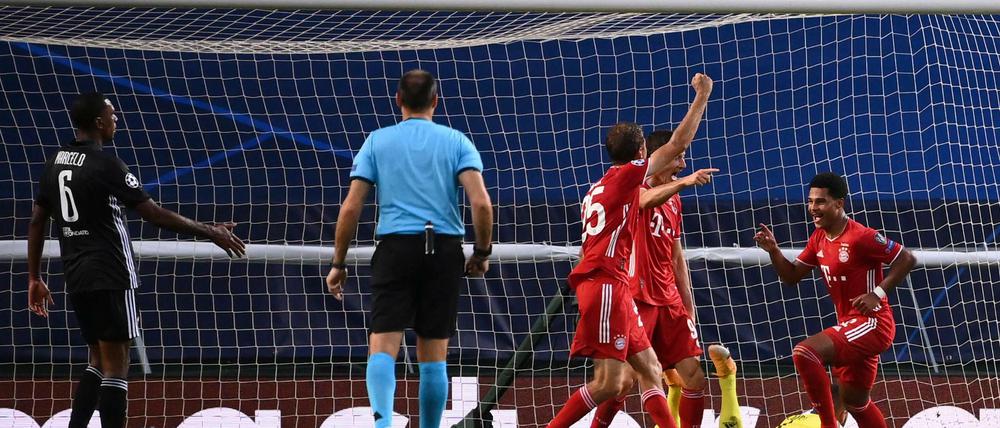 Zappelt noch im Netz. Bayerns Serge Gnabry (r) jubelt nach seinenm Treffer zum 0:2. Foto: Franck Fife/pool AFP via AP/dpa +++ dpa-Bildfunk +++