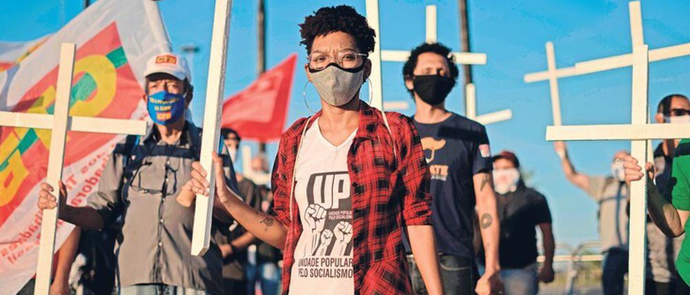 Demonstranten protestieren mit Kreuzen gegen die Pandemie-Politik des brasilianischen Präsidenten Jair Bolsonaro.